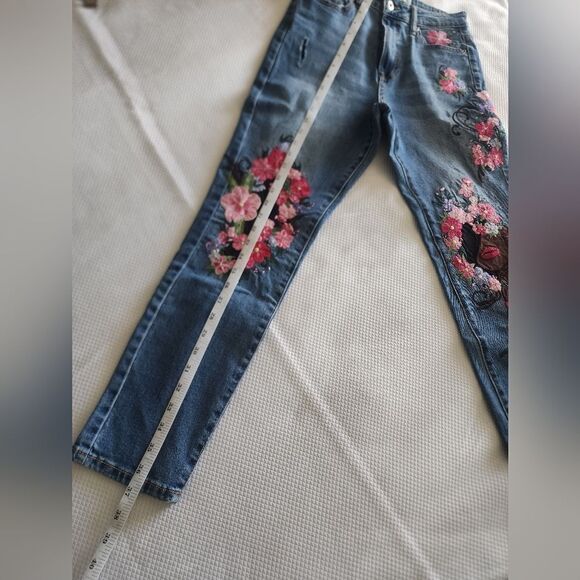 Celebrity Pink RE Gen Ankle Cropped Floral Embroidered Jeans - Picture 7 of 9